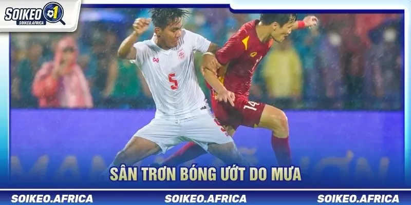 Thời Tiết Ảnh Hưởng Trận Đấu: Mưa, Gió & Mặt Sân Thời tiết ảnh hưởng trận đấu khi mặt sân trơn do mưa